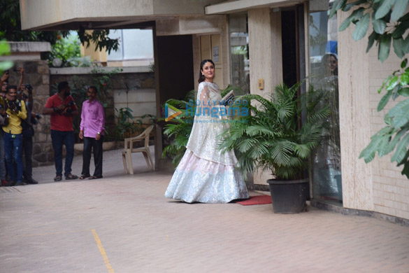 photos kareena kapoor khan and karisma kapoor snapped arriving at ranbir kapoor and alia bhatt mehndi ceremony 5