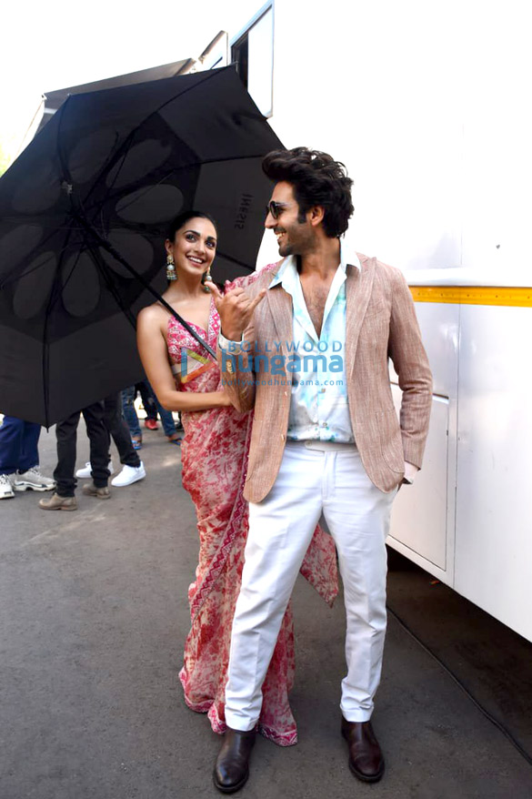 photos kartik aaryan kiara advani and anees bazmee snapped during the promotions of bhool bhulaiyaa 2 7