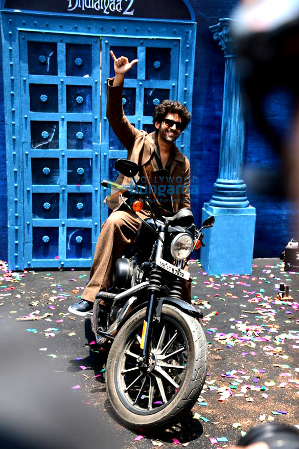 photos kartik aaryan kiara advani and others grace the trailer launch of bhool bhulaiyaa 2 6