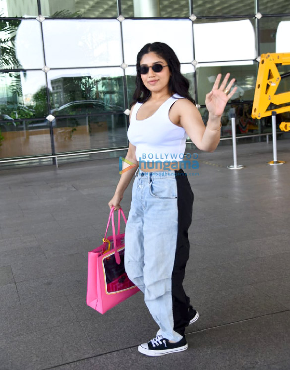 photos kartik aaryan kriti sanon kangana ranaut and others snapped at the airport5 3