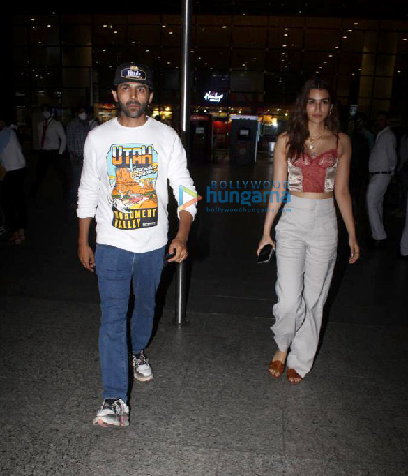 photos kartik aaryan kriti sanon and urfi javed snapped at the airport 1