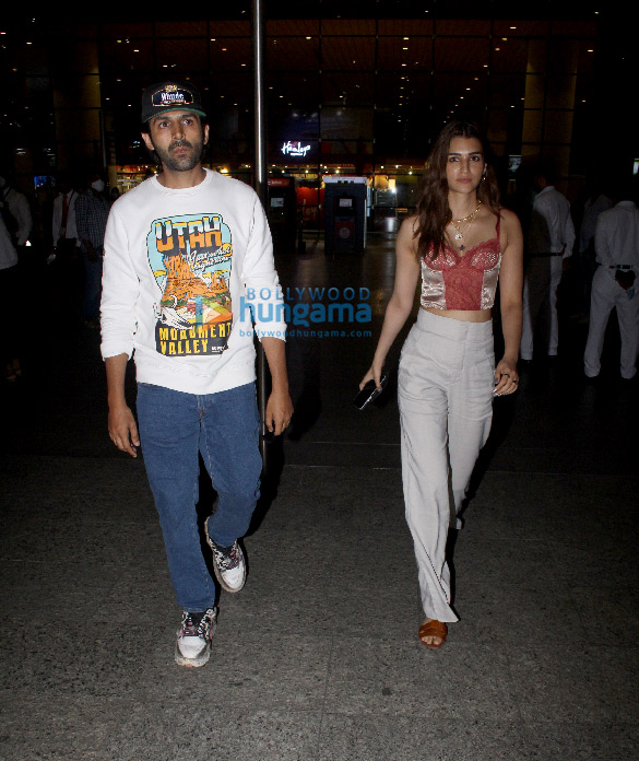 photos kartik aaryan kriti sanon and urfi javed snapped at the airport 3