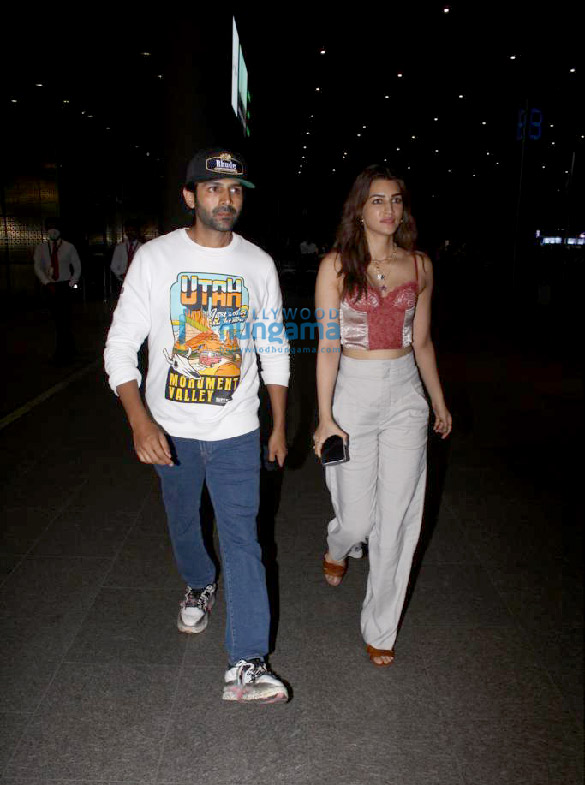 photos kartik aaryan kriti sanon and urfi javed snapped at the airport 5