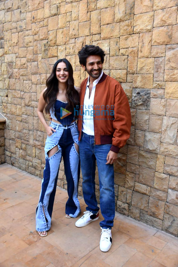 photos kartik aaryan and kiara advani promote bhool bhulaiyaa 2 at jw marriott juhu 5