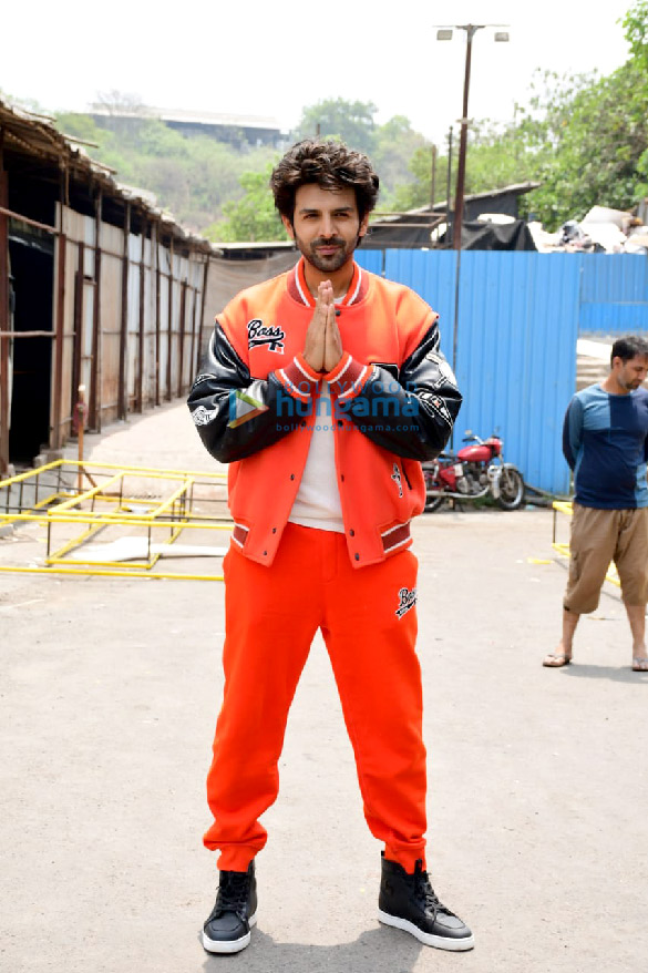 photos kartik aaryan and kiara advani snapped promoting bhool bhulaiyaa 2 3