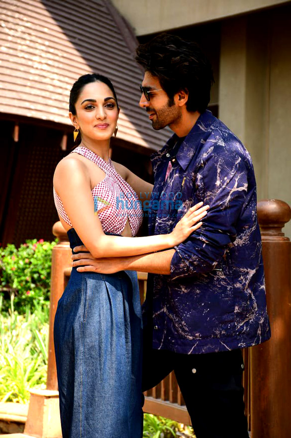 photos kartik aaryan and kiara advani twin in blue as they promote bhool bhulaiyaa 2 4
