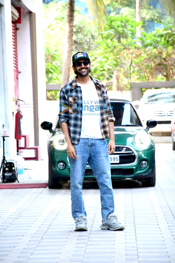 Photos: Kartik Aaryan snapped at T-Series office in Andheri Photos: Kartik Aaryan snapped at T-Series office in Andheri