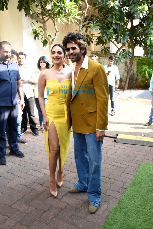 photos kiara advani and kartik aaryan twin in yellow as they get snapped during the promotions of bhool bhulaiyaa 2 2