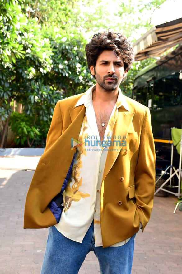 photos kiara advani and kartik aaryan twin in yellow as they get snapped during the promotions of bhool bhulaiyaa 2 3