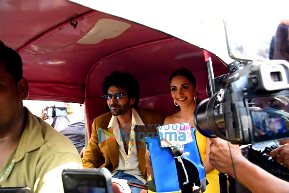 photos kiara advani and kartik aaryan twin in yellow as they get snapped during the promotions of bhool bhulaiyaa 2 5