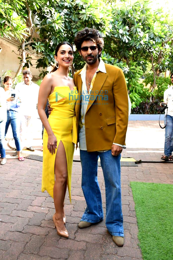 photos kiara advani and kartik aaryan twin in yellow as they get snapped during the promotions of bhool bhulaiyaa 2 7