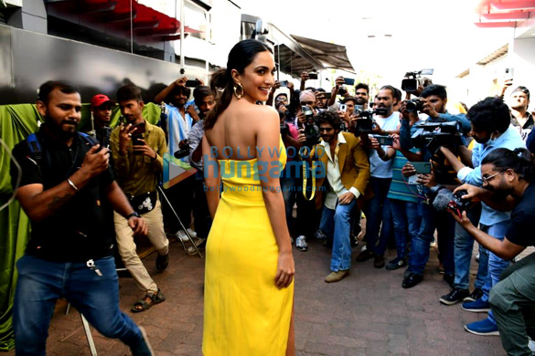 photos kiara advani and kartik aaryan twin in yellow as they get snapped during the promotions of bhool bhulaiyaa 2 8