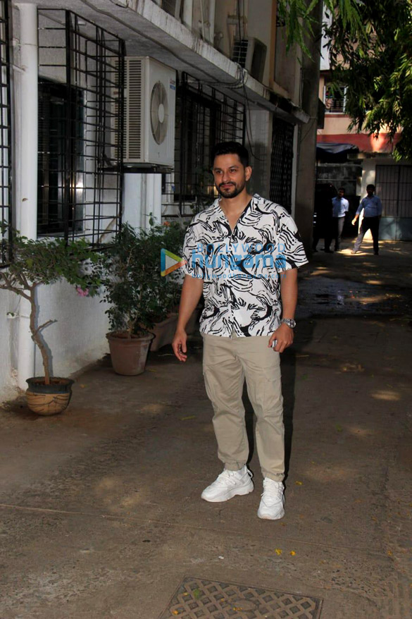photos kunal khemu and nora fatehi snapped outside a clinic 2