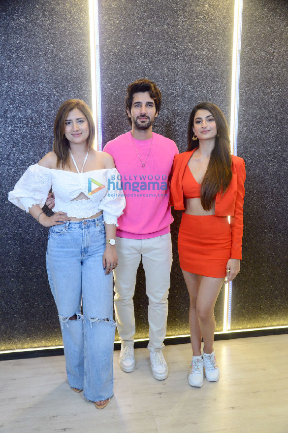 Photos: Palak Tiwari, Aditya Seal, and Deeksha Toor snapped at a dance studio in Andheri Photos: Palak Tiwari, Aditya Seal, and Deeksha Toor snapped at a dance studio in Andheri