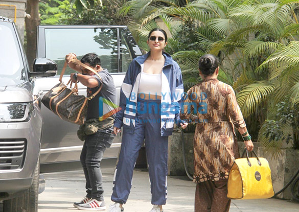 photos parineeti chopra spotted in khar 2 2