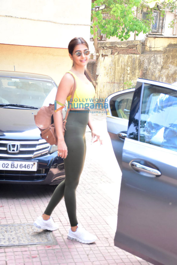 photos pooja hegde spotted in bandra 3 12