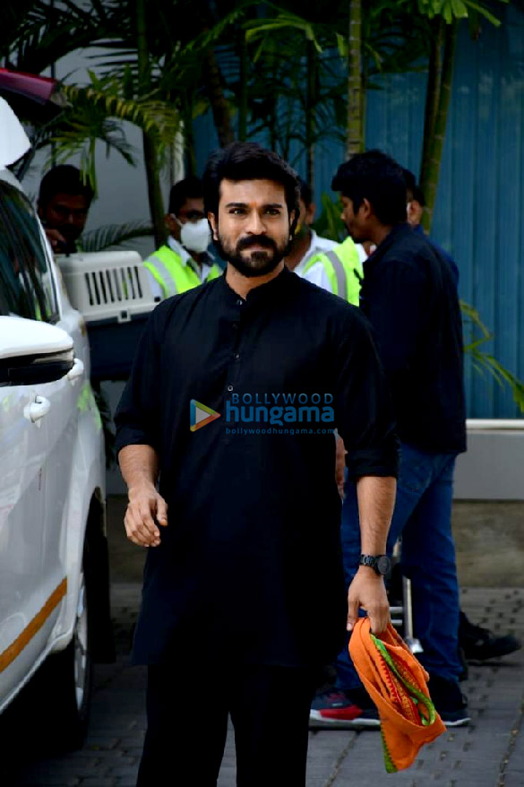 photos rrr star ram charan snapped at the mumbai airport 4