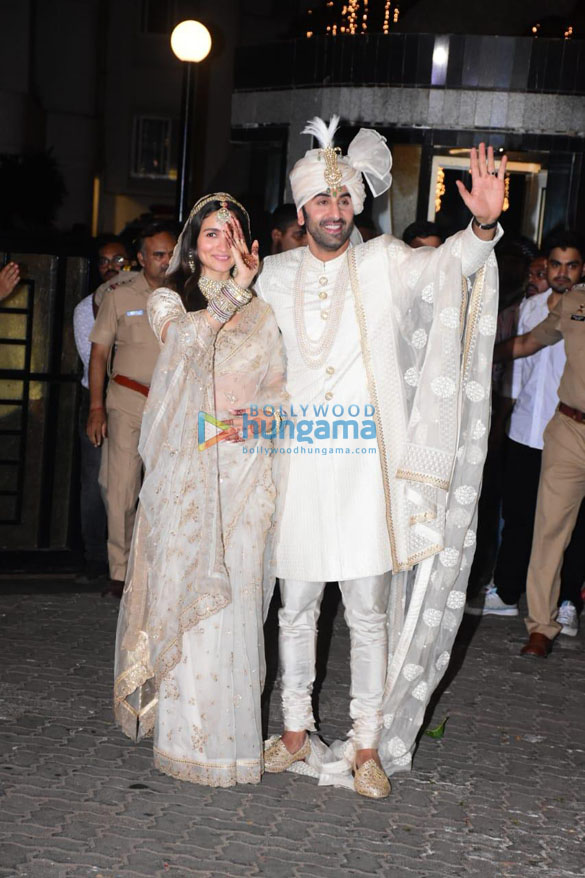photos ranbir kapoor and alia bhatt greet media post their wedding 1