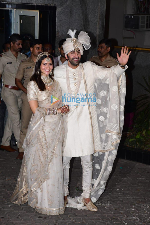 photos ranbir kapoor and alia bhatt greet media post their wedding 6