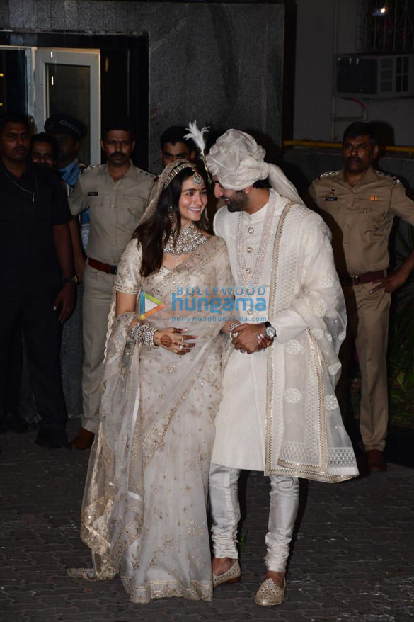 photos ranbir kapoor and alia bhatt greet media post their wedding 8