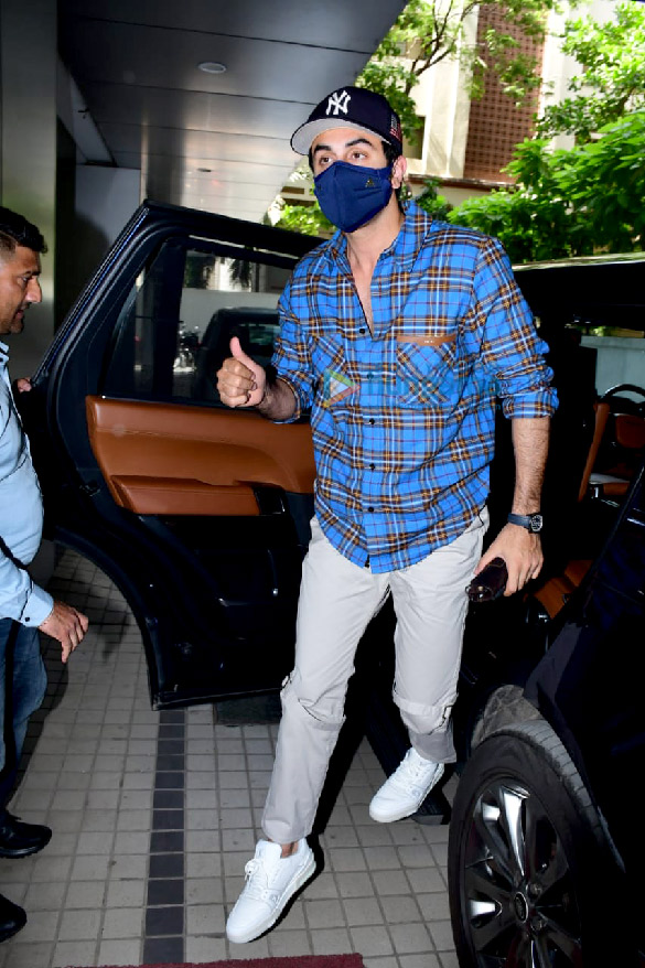 photos ranbir kapoor makes first appearance post his wedding with alia bhatt in andheri 2