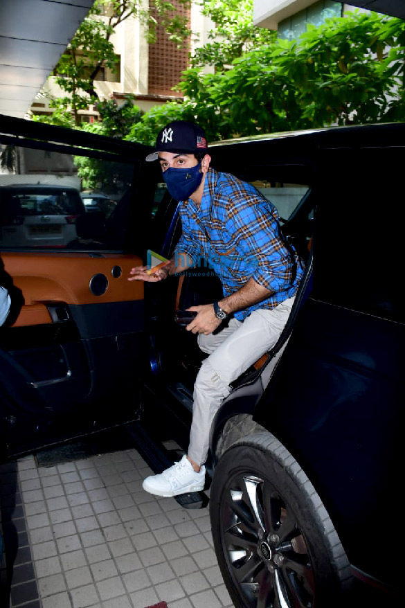 photos ranbir kapoor makes first appearance post his wedding with alia bhatt in andheri 3
