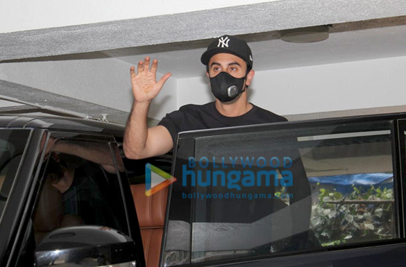 Photos: Ranbir Kapoor spotted outside a dubbing studio in Khar Photos: Ranbir Kapoor spotted outside a dubbing studio in Khar