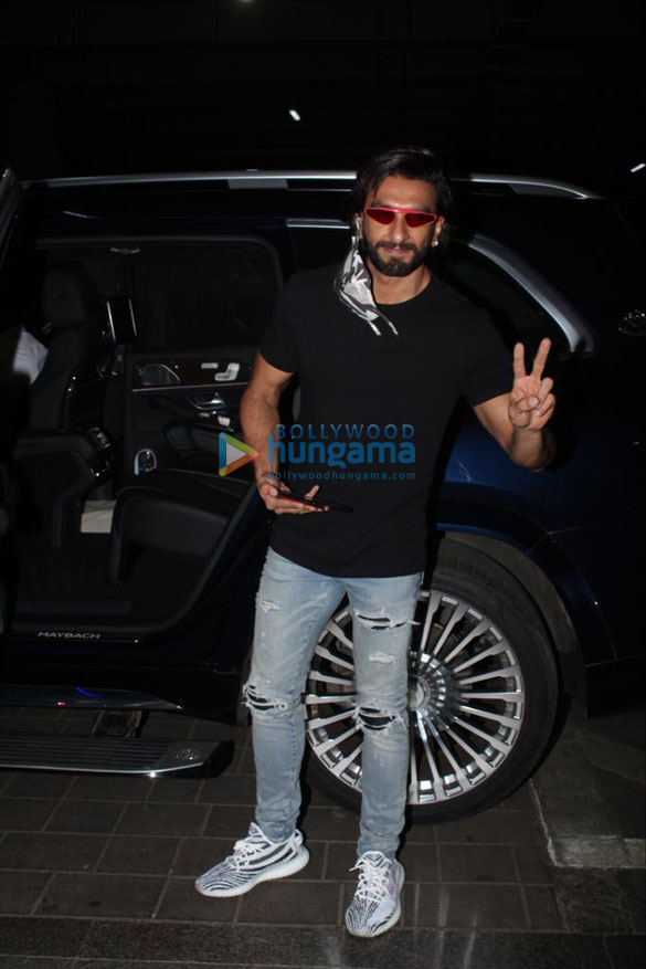 Photos: Ranveer Singh arrives in Mumbai from Delhi after Rocky Aur Rani Ki Prem Kahani shoot Photos: Ranveer Singh arrives in Mumbai from Delhi after Rocky Aur Rani Ki Prem Kahani shoot
