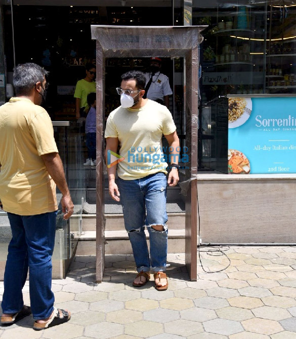 photos saif ali khan kareena kapoor khan and taimur ali khan snapped at foodhall 4