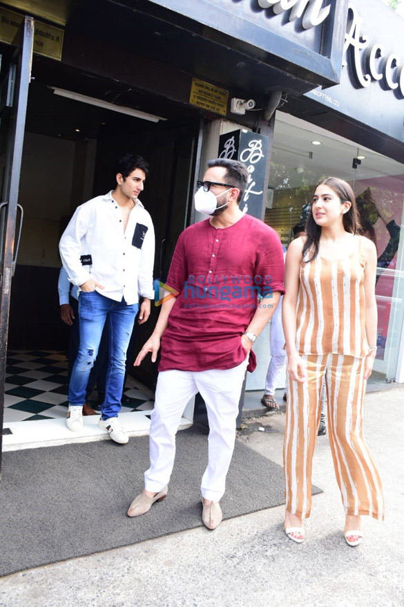 photos saif ali khan sara ali khan and ibrahim ali khan spotted at bastian in bandra 2