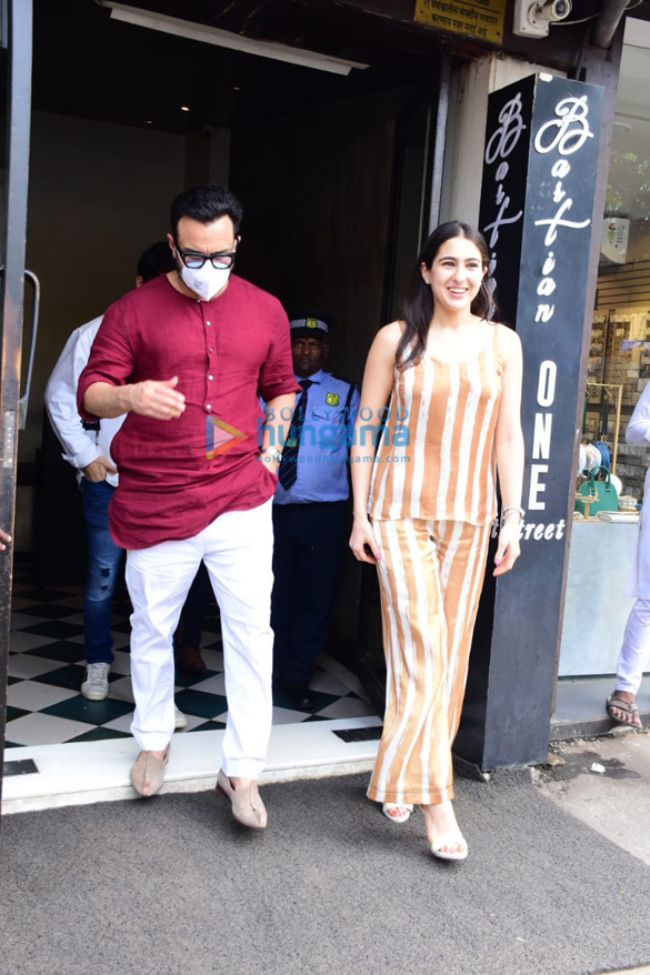 photos saif ali khan sara ali khan and ibrahim ali khan spotted at bastian in bandra 4