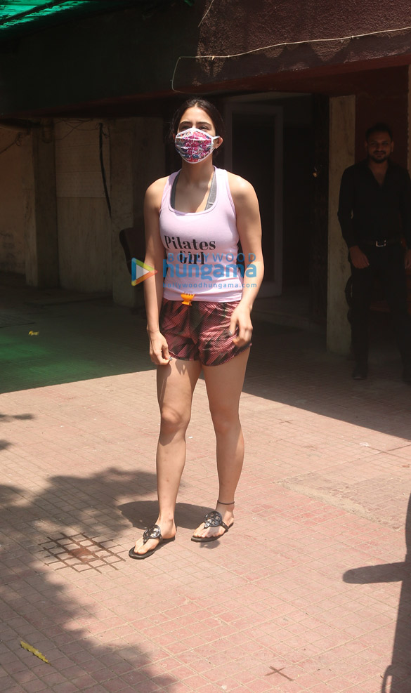 photos sara ali khan spotted outside a gym in santacruz 4
