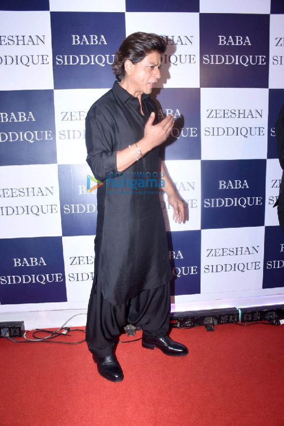 photos shah rukh khan salman khan sanjay dutt aamna sharif esha gupta and others snapped at baba siddiques iftaar party 1