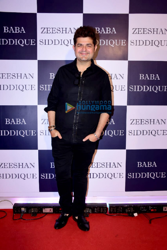 photos shah rukh khan salman khan sanjay dutt aamna sharif esha gupta and others snapped at baba siddiques iftaar party8 6