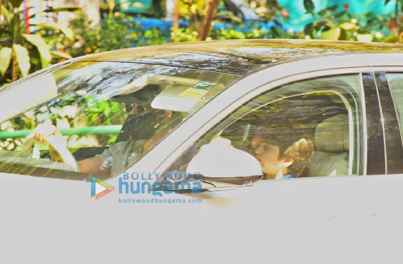 photos shah rukh khan spotted with his kids suhana and abram in bandra 2