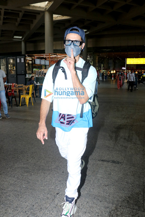 photos shahid kapoor mrunal thakur varun dhawan disha patani and others snapped at the airport 1