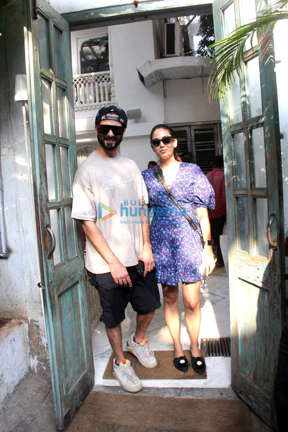 photos shahid kapoor and mira kapoor spotted at joshi house in bandra 2