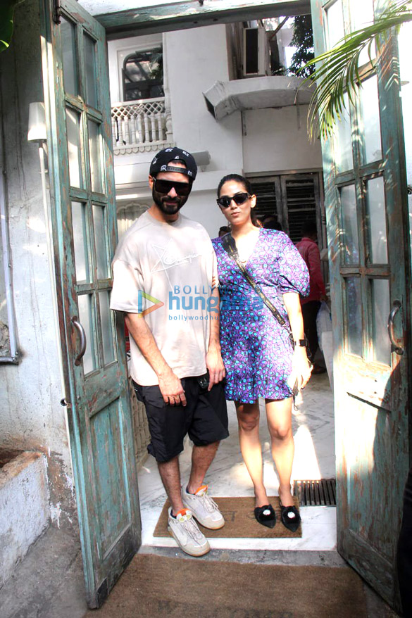photos shahid kapoor and mira kapoor spotted at joshi house in bandra 4
