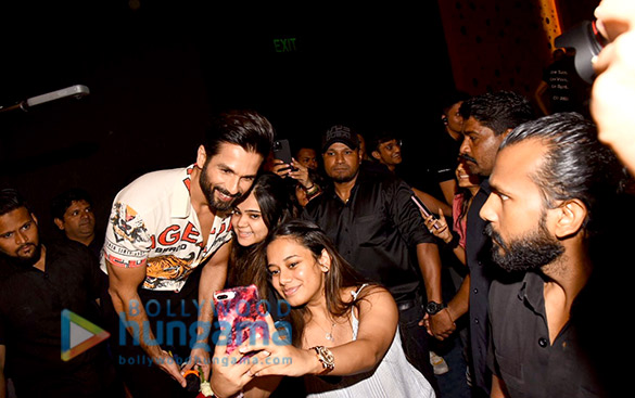 photos shahid kapoor spotted with students at n m college while promoting his film jersey 6