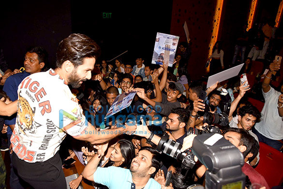 photos shahid kapoor spotted with students at n m college while promoting his film jersey 7