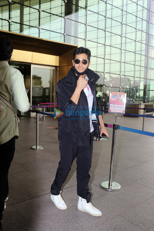 photos sidharth malhotra rashmika mandanna athiya shetty and ahan shetty snapped at the airport 2