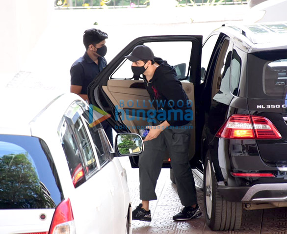 photos sidharth malhotra spotted in bandra 1