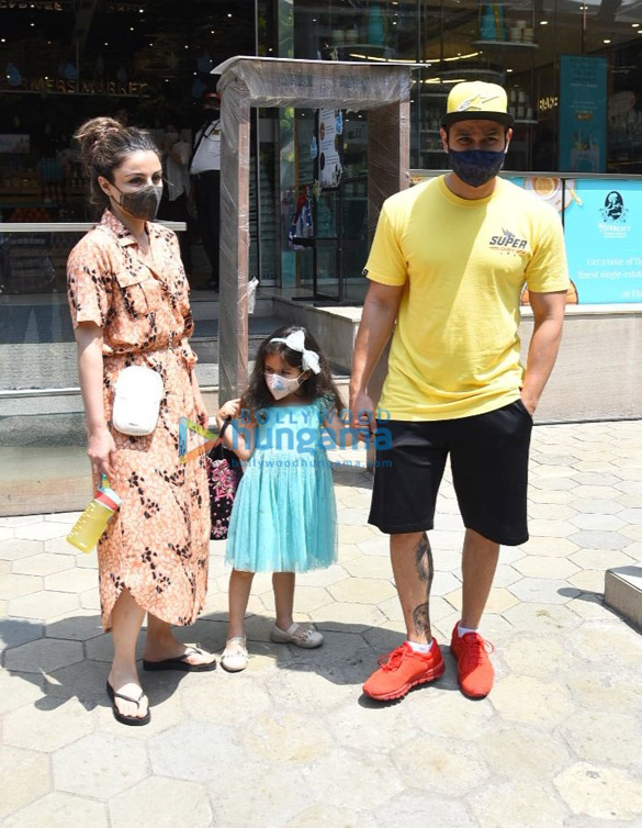 Photos: Soha Ali Khan, Kunal Kemmu and Inaya snapped at Foodhall