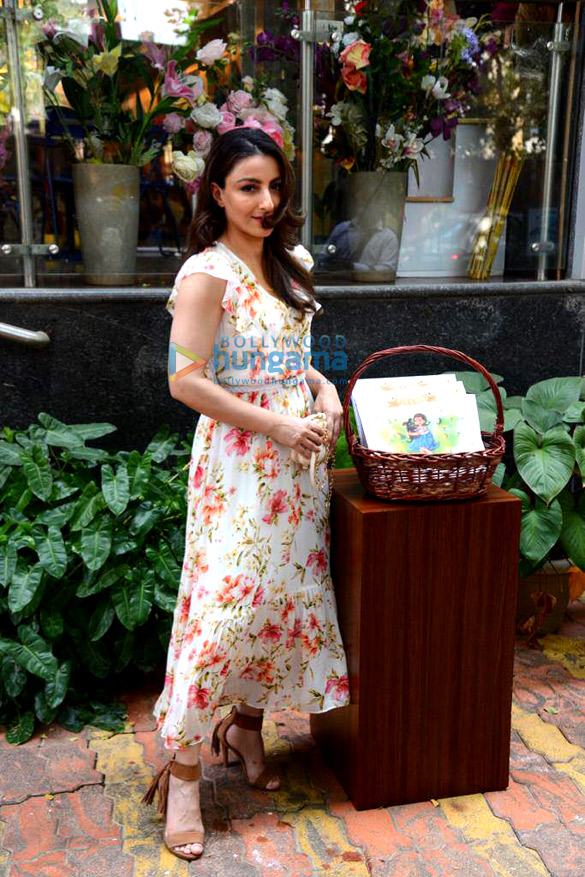 photos soha ali khan and kunal kemmu snapped at bandra book store 1