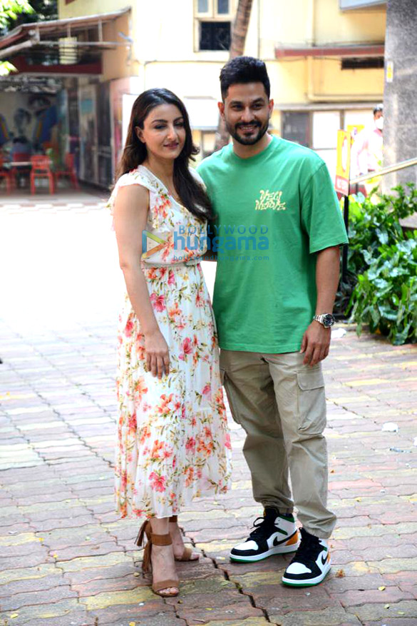 photos soha ali khan and kunal kemmu snapped at bandra book store 3
