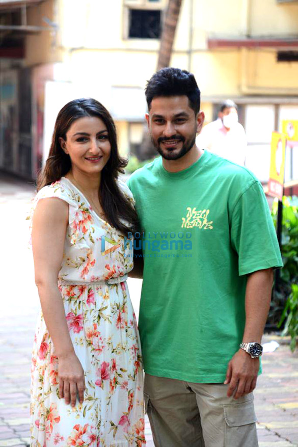photos soha ali khan and kunal kemmu snapped at bandra book store 4
