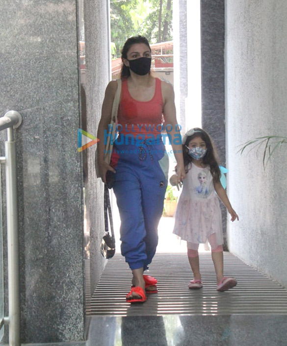 photos soha ali khan snapped with her daughter innaya in bandra 1
