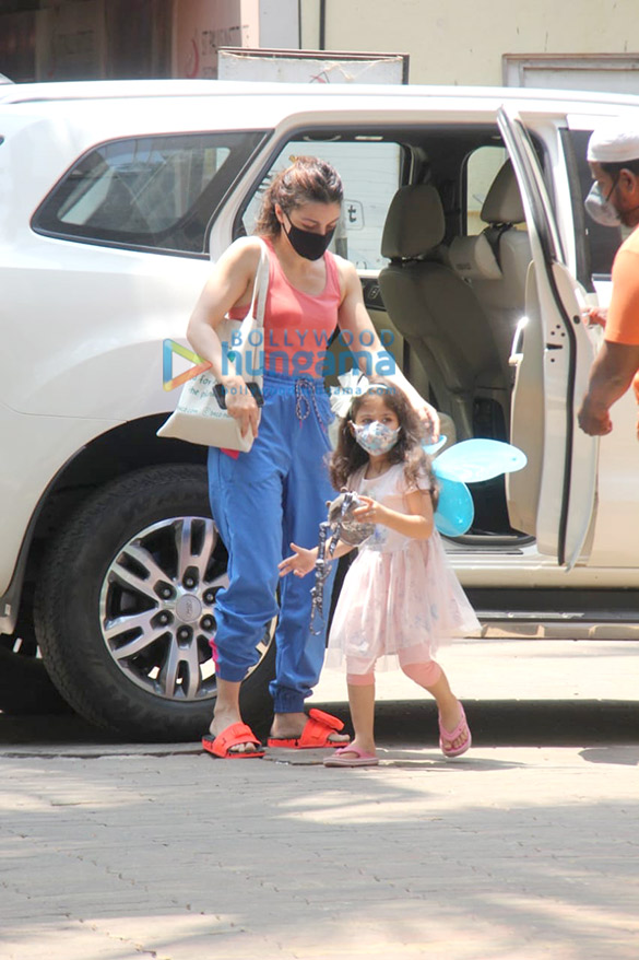 photos soha ali khan snapped with her daughter innaya in bandra 3
