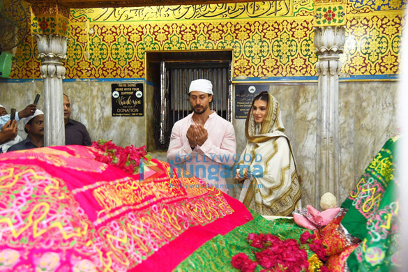 Photos: Tiger Shroff and Tara Sutaria snapped at Mahim Dargah ahead of the release of Heropanti 2 Photos: Tiger Shroff and Tara Sutaria snapped at Mahim Dargah ahead of the release of Heropanti 2