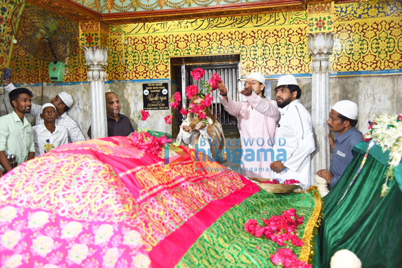 photos tiger shroff and tara sutaria snapped at mahim dargah ahead of the release of heropanti 2 9